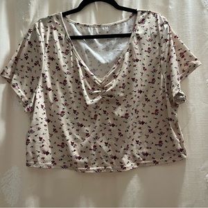 Beige Ditsy Rose Print Cropped V-neck Tee w/ Ruched Detail